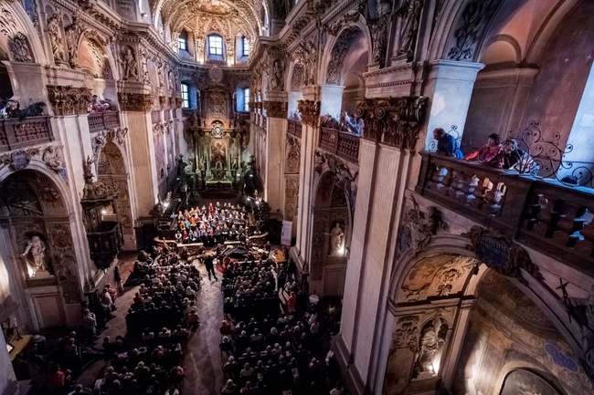 ZÁVĚREČNÝ KONCERT Filharmonie Hradec Králové | Kühnův smíšený sbor | Dirigent Jan Valta