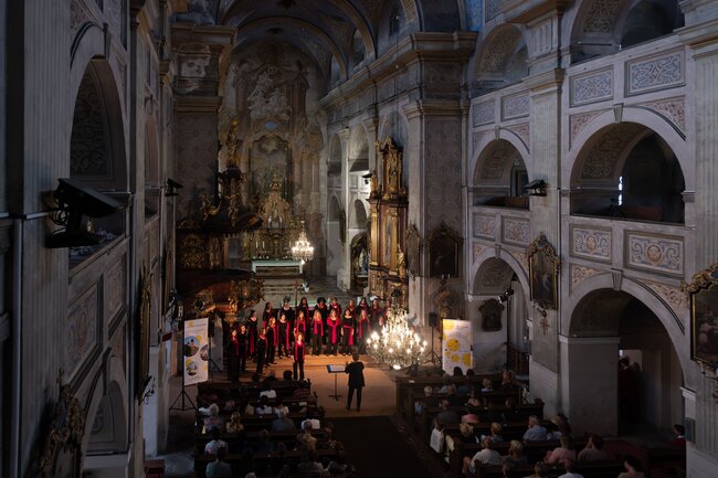 Pěvecký sbor ZVONKY - PRAHA a dívčí komorní sbor ABBELLIMENTO